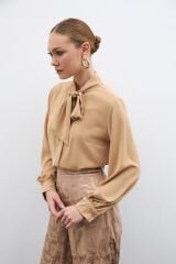 Yakası Bağlamalı Düz Gömlek - Camel