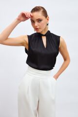Yaka Detaylı Saten Bluz - Siyah