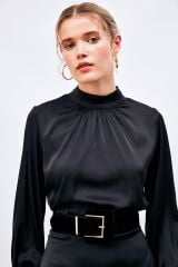Yaka Detaylı Saten Bluz - Siyah