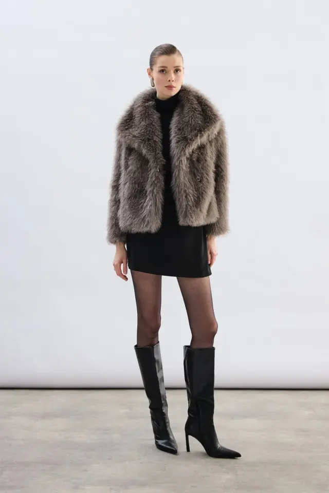 Geniş Yakalı Simli Kürk