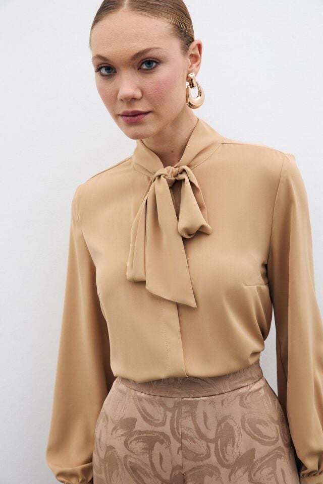 Yakası Bağlamalı Düz Gömlek