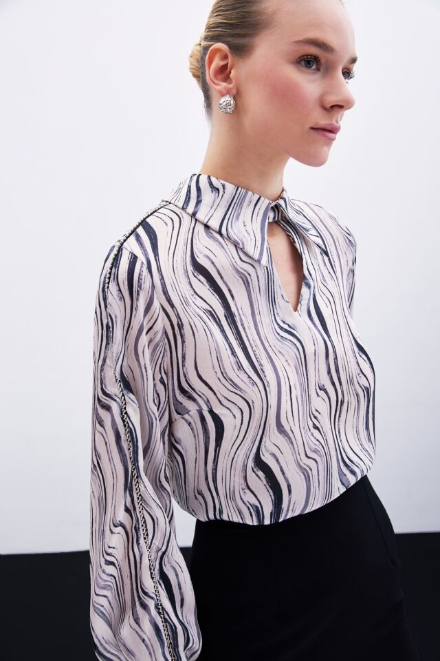 Kol Aksesuarlı Desenli Bluz