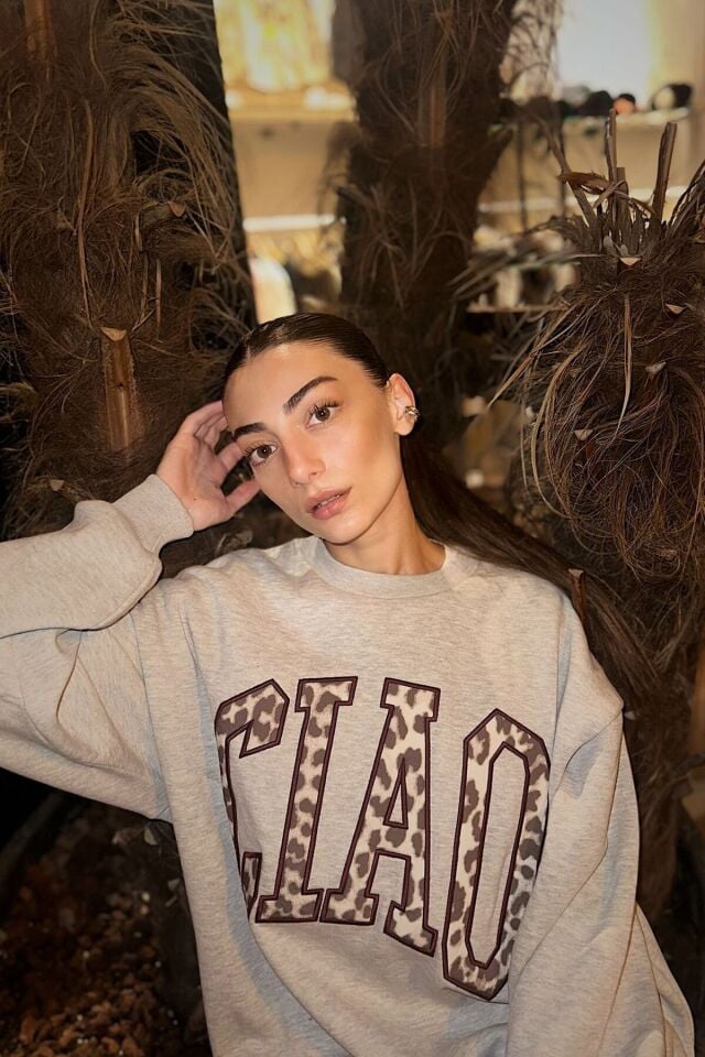 Leopar Desenli Yazı Baskılı Oversize Sweatshirt