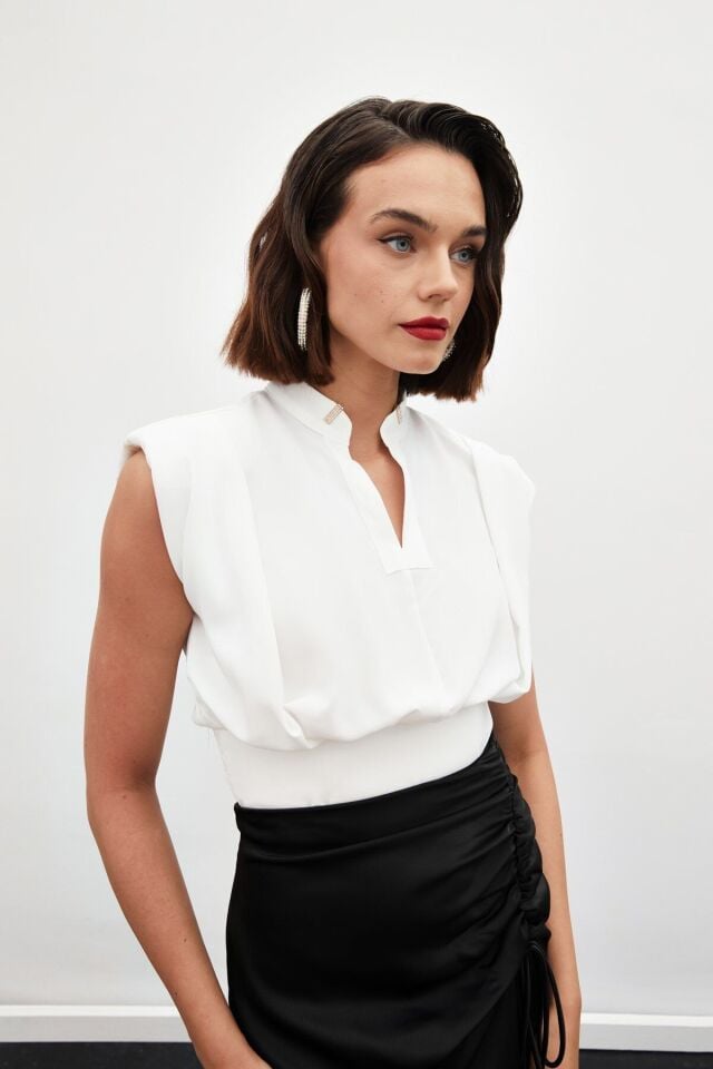 Yaka Aksesuarlı Kolsuz Bluz