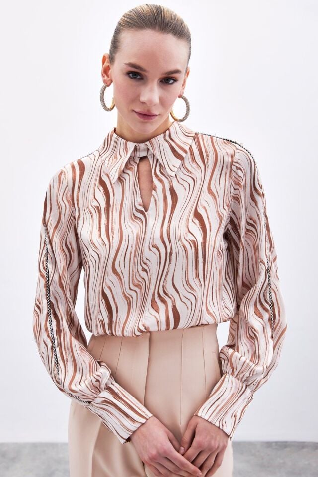 Kol Aksesuarlı Desenli Bluz