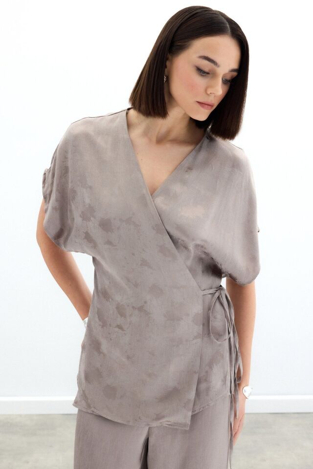 Bağlamalı Jakarlı Saten Bluz