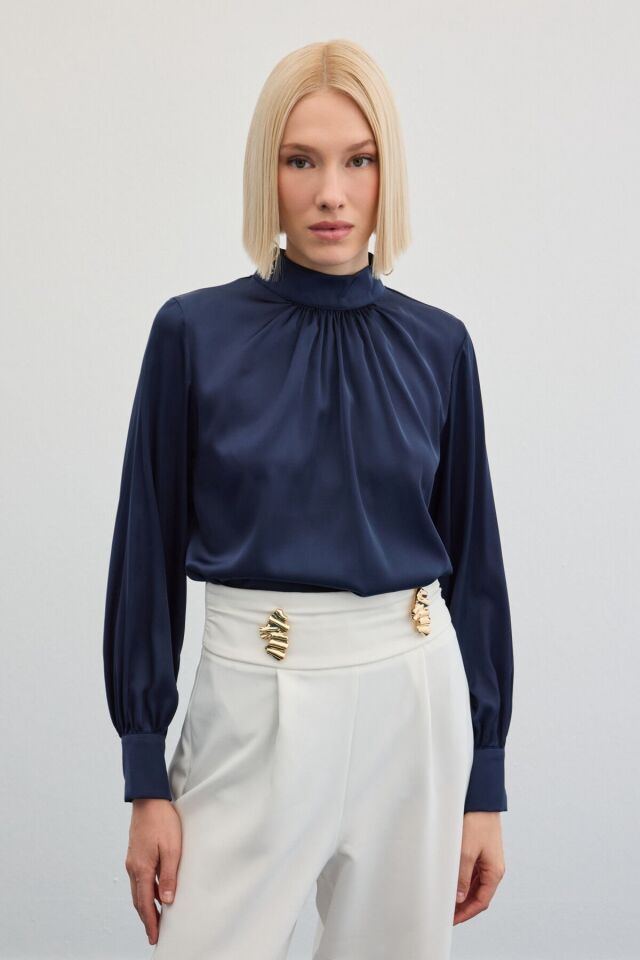 Yaka Detaylı Saten Bluz