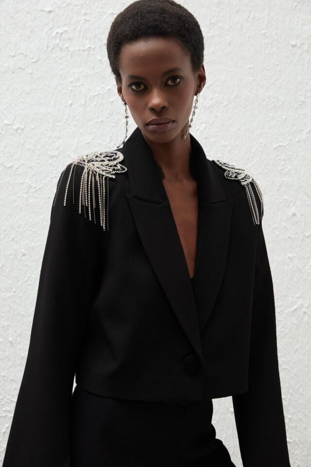 Omuz Aksesuarlı Kısa Ceket